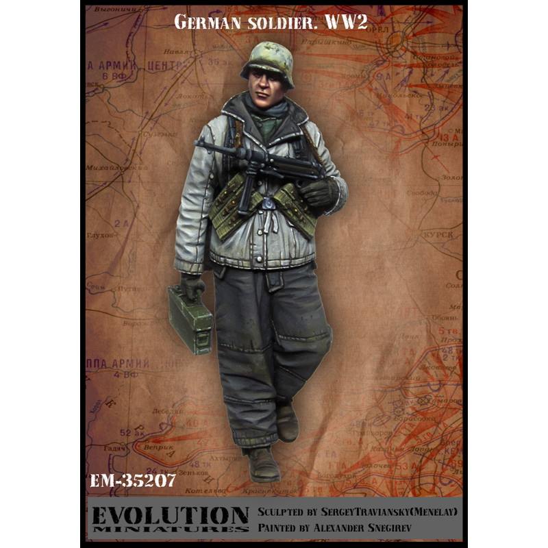 【新製品】EM-35207 1/35 WWII ドイツ陸軍兵士 予備弾薬箱を持つ歩兵 ハリコフ冬1943